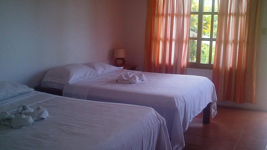 Hotel Three Monkeys Montezuma Room photo
